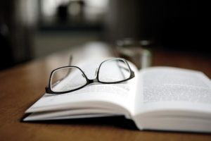 Läsa på om snickeri - Glasögon och bok